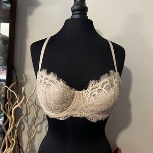 Victoria’s Secret Elegant Lace Underwire Bra in Cream